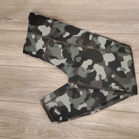 Athleta Pants - Athleta lightening Camo 7/8 tights size small
